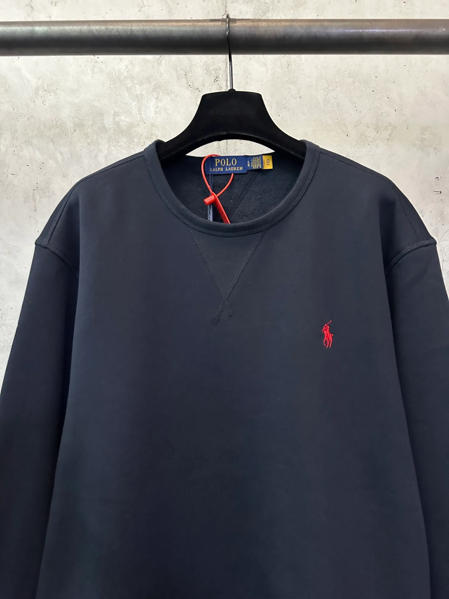 P330 Ralph Lauren logo embroidered sweatshirt. Customized cloud-like honey cotton fleece sweatshirt material. It feels delicate and comfortable against the skin. It is mainly made of deep black and is decorated with exquisite white pony logo. It is highly recognizable. Customized hardware. Thread. Accessories. Matching. Same style for men and women. -Color: Black White Blue Gray -Size: S M L XL